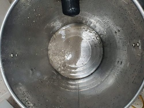효행구 하수구막힘 배수구 거름망과 트랩 주변을 살펴보는 점검 장면