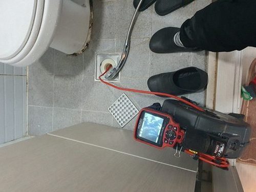 효행구 하수구막힘 배관 점검 과정에서 막힘 원인을 확인하는 모습